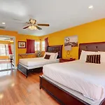 Las Vegas Elegance! Pool Table & Sparkling Pool! Home